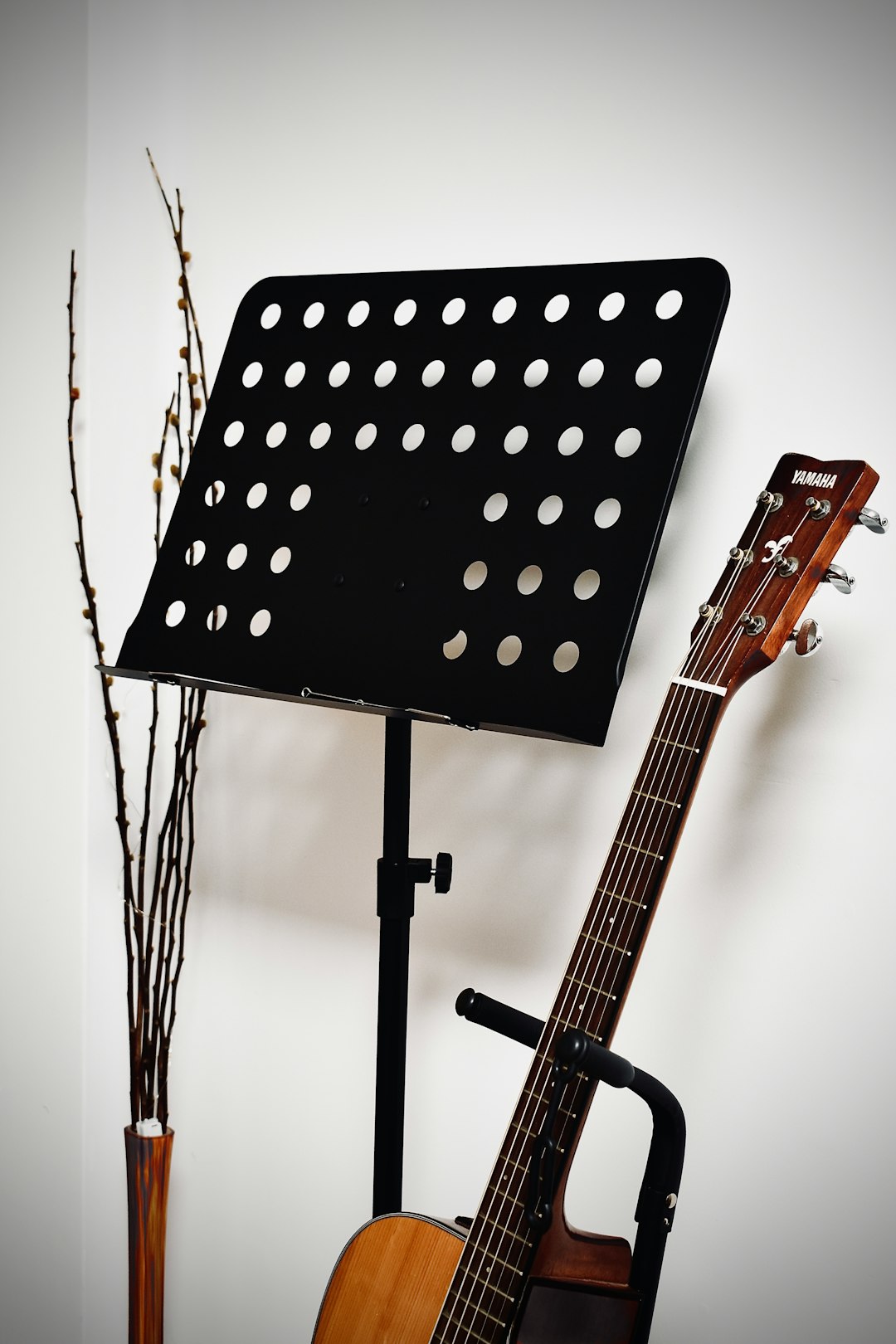 The Art of Drawing Readers In: Your attractive post title goes here black-and-white-polka-dot-textile-uwnihm0cen0